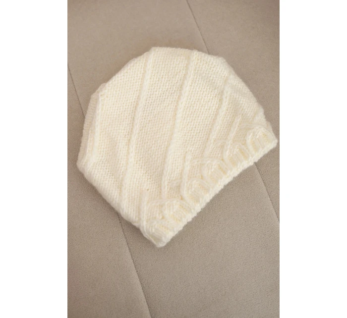 Dámska zimná čiapka s ozdobným úpletom a klasickým strihom K372 ecru