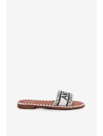 Dámské sandály na plochém podpatku se zdobením bílé model 21703749 - Boto Dámské sandály na plochém podpatku se zdobením bílé model 21703749 - Boto