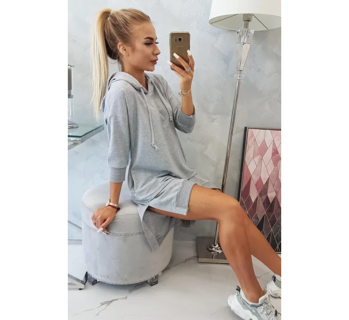 Šaty s kapucňou a dlhším chrbtom šedej