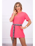 Šaty s ozdobným pásikom ružové neónové Šaty s ozdobným pásikom ružové neónové