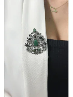 Brož model 18753879 stříbrná + zelená - K-Fashion