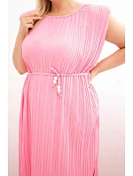Dámske plus size šaty z viskózy, plisované s viazaním svetlo ružové Dámske plus size šaty z viskózy, plisované s viazaním svetlo ružové