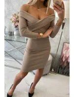 Priliehavé šaty s výstrihom do V tmavo béžovej farby Priliehavé šaty s výstrihom do V tmavo béžovej farby