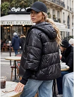 Krótka kurtka damska pikowana z kapturem czarna model 22341023 - FashionStreet