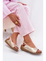 Dámské kožené sandály na klínu model 21701991 Zlaté - Maciejka