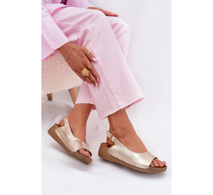Dámské kožené sandály na klínu model 21701991 Zlaté - Maciejka