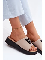 Kožené dámské pantofle s V na platformě  béžové model 22125935 - VINCEZA