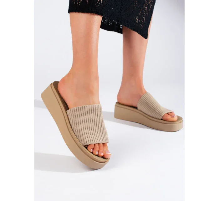 Pěkné hnědé dámské nazouváky na klínku Pěkné hnědé dámské nazouváky na klínku