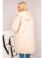 Dámská bunda Plus Size prošívaná s kapucí a nápisem model 21808665 tmavě béžová - K-Fashion Dámská bunda Plus Size prošívaná s kapucí a nápisem model 21808665 tmavě béžová - K-Fashion