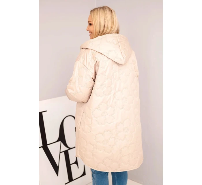 Dámská bunda Plus Size prošívaná s kapucí a nápisem model 21808665 tmavě béžová - K-Fashion Dámská bunda Plus Size prošívaná s kapucí a nápisem model 21808665 tmavě béžová - K-Fashion