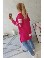 Fuchsiový plášť s nápismi