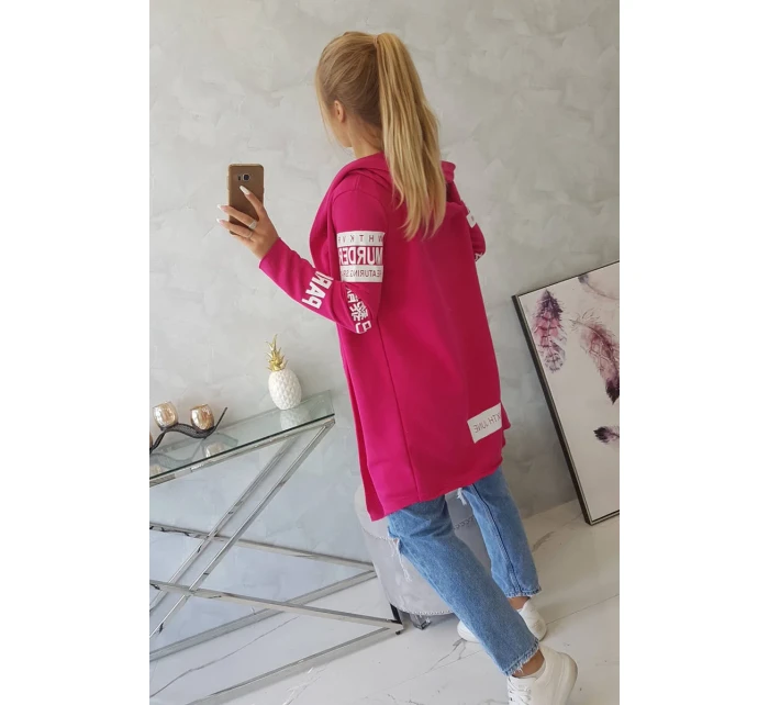 Fuchsiový plášť s nápismi