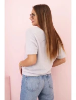 Dámský svetr z měkkého model 21291589 s výstřihem do V krátkým rukávem šedý - K-Fashion