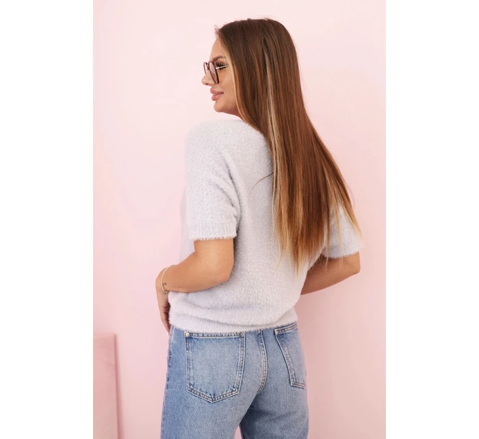 Dámský svetr z měkkého model 21291589 s výstřihem do V krátkým rukávem šedý - K-Fashion
