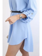 Šaty s dlhším chrbtom a pásom modrej farby