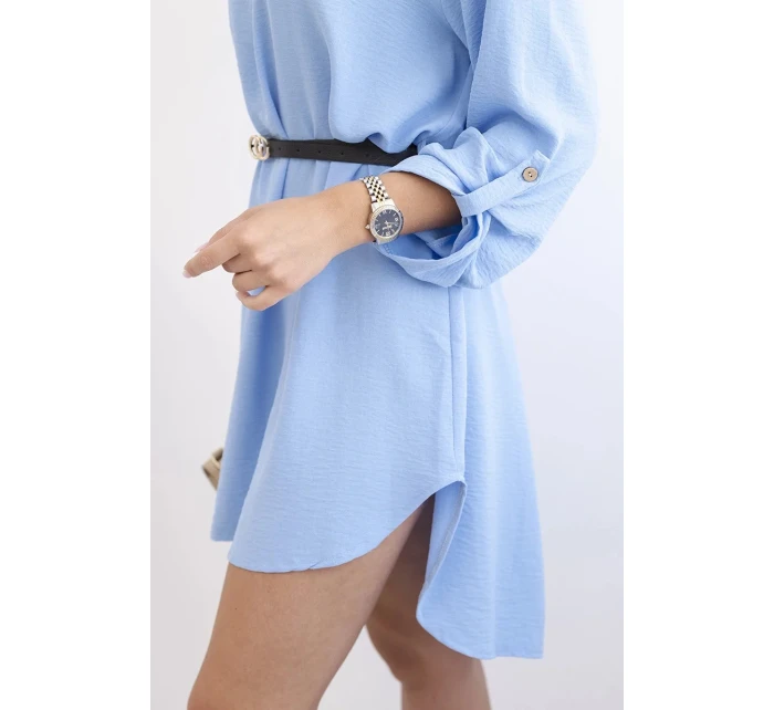 Šaty s dlhším chrbtom a pásom modrej farby