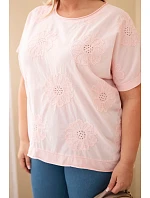 Dámská bavlněná halenka Plus Size s model 22212484 květinami cukrově růžová - K-Fashion Dámská bavlněná halenka Plus Size s model 22212484 květinami cukrově růžová - K-Fashion