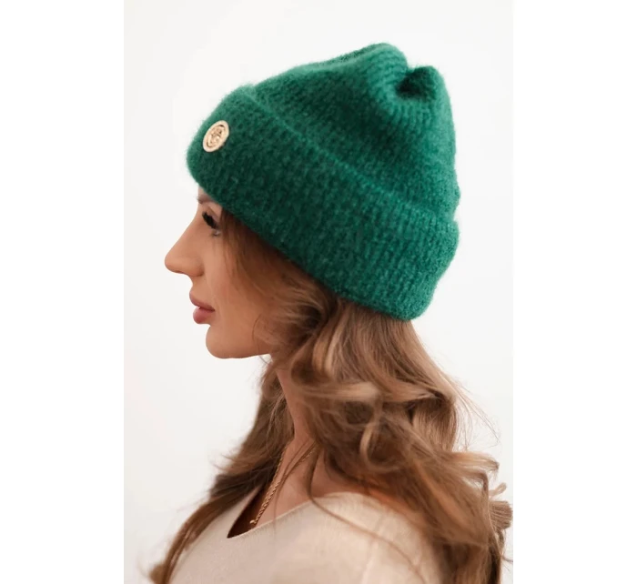 Dámska zimná čiapka s ozdobným gombíkom zelená