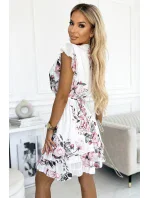 Bílé dámské šaty s přeloženým obálkovým výstřihem, krátkými rukávy a se vzorem růží model 18581412 - numoco basic Bílé dámské šaty s přeloženým obálkovým výstřihem, krátkými rukávy a se vzorem růží model 18581412 - numoco basic