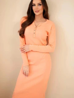 Dámske bavlnené šaty s dlhým rukávom a výstrihom na gombíky v marhuľovej farbe