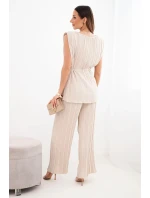 Dámsky viskózový plisovaný komplet s viazanou blúzkou a širokými nohavicami béžovej farby