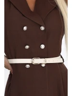 model 21232660 Elegantní midi košilka se zlatými knoflíky a páskem CHOCOLATE - numoco basic model 21232660 Elegantní midi košilka se zlatými knoflíky a páskem CHOCOLATE - numoco basic