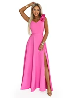 model 22141517 Elegantní večerní maxi šaty s rozparkem a růžemi cukrově růžové - numoco