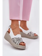 Sandały Damskie Z Naturalnej Skóry Na Koturnie Artiker 56C0958 Białe Sandały Damskie Z Naturalnej Skóry Na Koturnie Artiker 56C0958 Białe