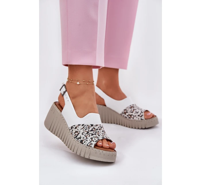 Sandały Damskie Z Naturalnej Skóry Na Koturnie Artiker 56C0958 Białe Sandały Damskie Z Naturalnej Skóry Na Koturnie Artiker 56C0958 Białe