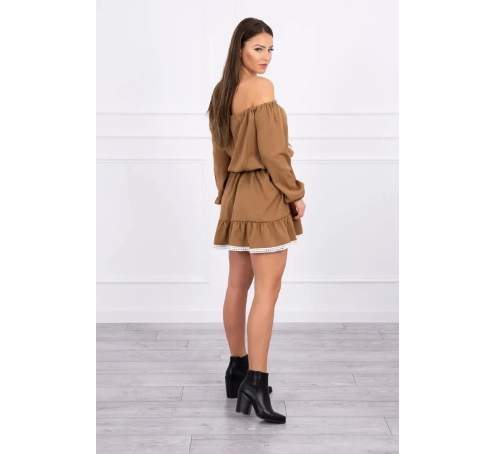 Šaty s otevřenými rameny a krajkou camel