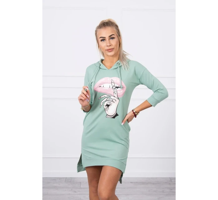 Šaty s delšími zády a barevným potiskem tmavě mátové barvy