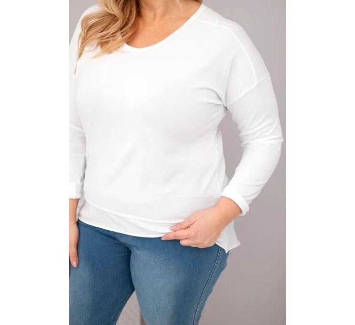 Dámska blúzka v nadmernej veľkosti s výstrihom do V a dlhším zadným dielom biela