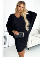 Černé dámské netopýří šaty s výstřihem a s brokátem model 18854389 - numoco Černé dámské netopýří šaty s výstřihem a s brokátem model 18854389 - numoco