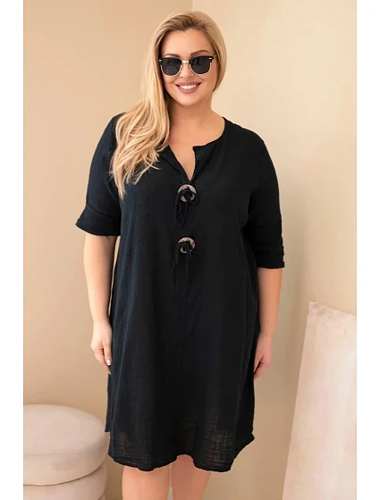 Dámske bavlnené šaty s kravatovým výstrihom v čiernej farbe