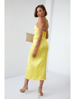 Zmyselné žlté šaty s otvoreným chrbtom