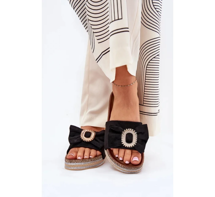 Dámske papuče na platforme s mašľou a ozdobnou brošňou - čierne Lenela