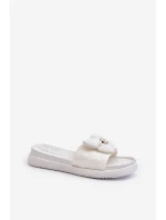 Dámské šedé sandály s ozdobou na nízké platformě model 21653408 - Boto Dámské šedé sandály s ozdobou na nízké platformě model 21653408 - Boto