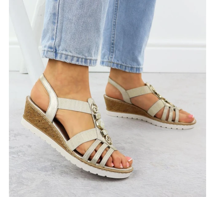 Dámské zlaté sandály na platformě s podrážkou model 21904834 - Remonte Dámské zlaté sandály na platformě s podrážkou model 21904834 - Remonte