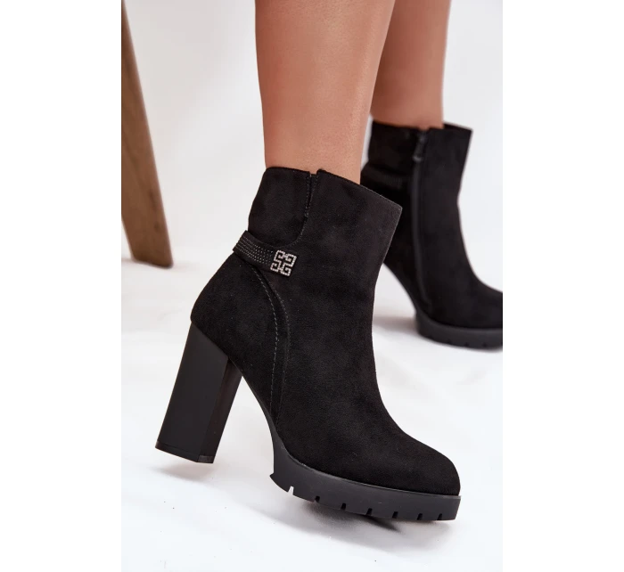 Ocieplane Botki Damskie Na Słupku Z Ozdobnym Paskiem Czarne Zayna Ocieplane Botki Damskie Na Słupku Z Ozdobnym Paskiem Czarne Zayna