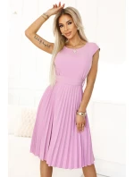 LILA Klasické plisované šaty s krátkými rukávy a páskem model 20952079 - numoco