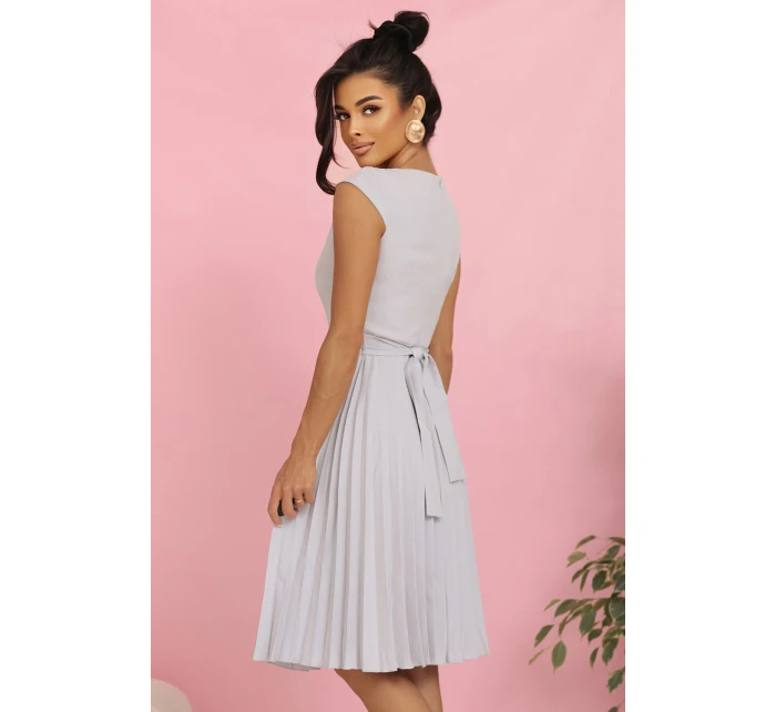 311-20 LILA Plisované šaty s krátkymi rukávmi a opaskom - GREY
