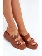 Dámské Pantofle Na Klínku A Platformě S Přezkami Camel model 21697281 - Boto Dámské Pantofle Na Klínku A Platformě S Přezkami Camel model 21697281 - Boto