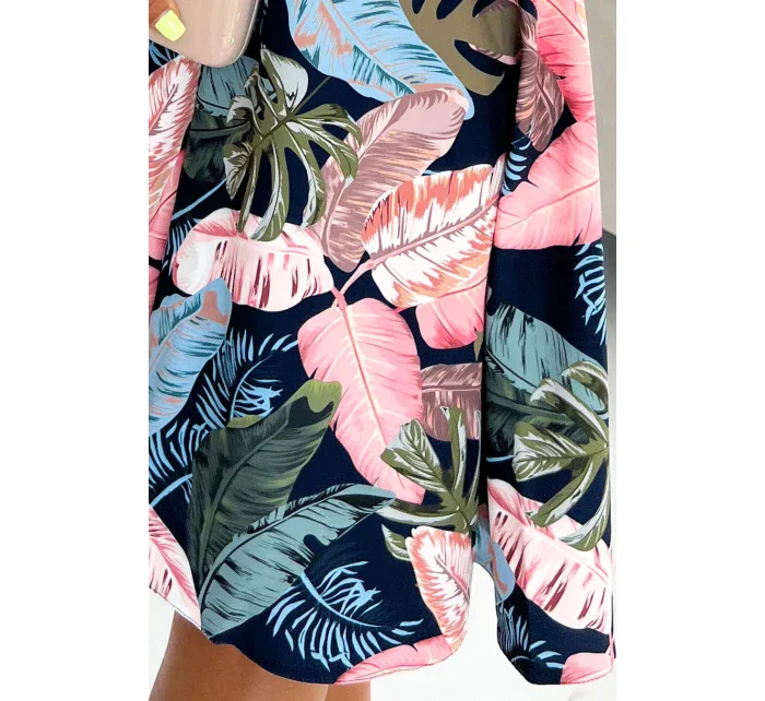 Tmavě modré rozšířené dámské šaty se vzorem listů a s výstřihem ve tvaru srdce model 17634637 - numoco Tmavě modré rozšířené dámské šaty se vzorem listů a s výstřihem ve tvaru srdce model 17634637 - numoco