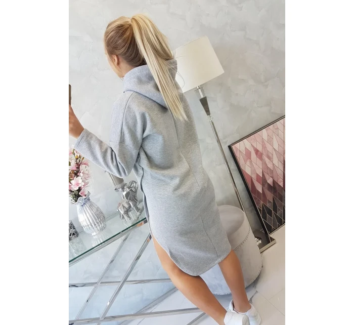 Šaty s kapucňou a bočným rázporkom šedej