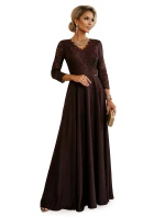model 21785337 AMBER elegantní dlouhé krajkové šaty s výstřihem čokoládové - numoco model 21785337 AMBER elegantní dlouhé krajkové šaty s výstřihem čokoládové - numoco