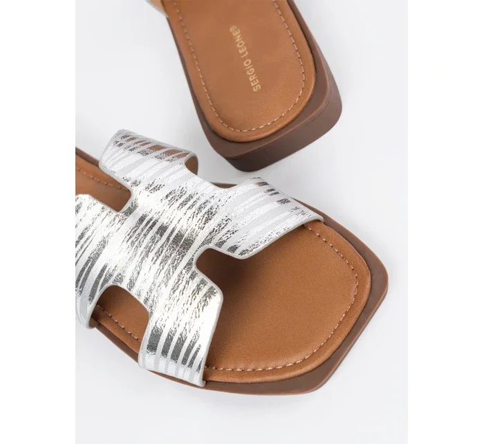 Módne strieborné dámske ponožky s plochým podpätkom