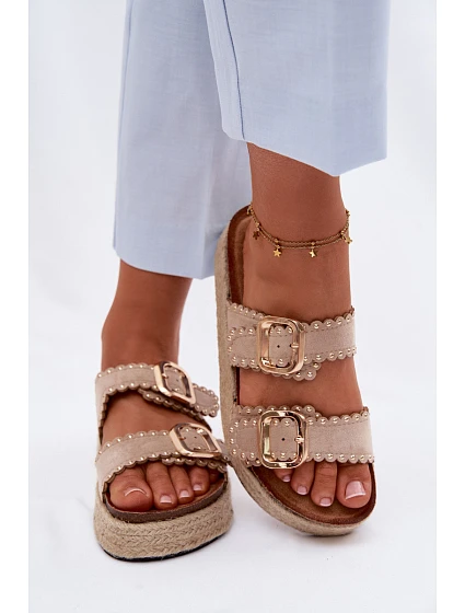 Dámské nazouváky na platformě s pletením zlaté model 22122593 a cvočky béžové - Boto