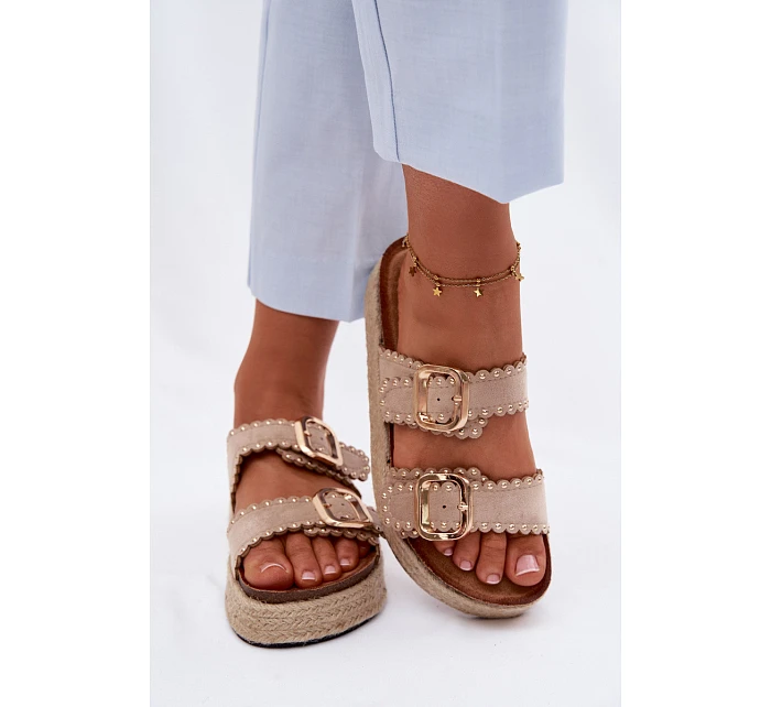 Dámské nazouváky na platformě s pletením zlaté model 22122593 a cvočky béžové - Boto