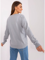 Klasický sivý sveter s dlhými rukávmi