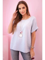 Mušelínová blúzka s fuchsiovým náhrdelníkom Mušelínová blúzka s fuchsiovým náhrdelníkom